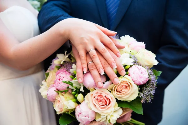 Bruden och brudgummen händer med vigselringar — Stockfoto