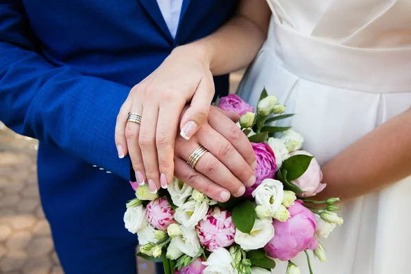 Руки жениха и невесты с обручальными кольцами — стоковое фото