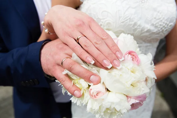 Bride and groom hands with wedding rings — Stock Photo, Image