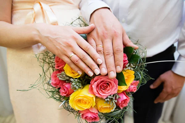 Noiva e noivo mãos com anéis de casamento — Fotografia de Stock