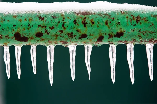 Mrożone icy dół rury — Zdjęcie stockowe