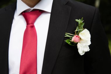 Düğün yaka çiçeği damat takım elbise üzerinde