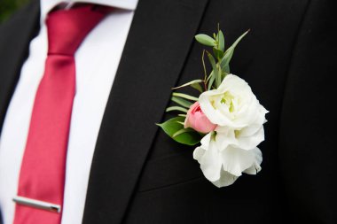 Düğün yaka çiçeği damat takım elbise üzerinde