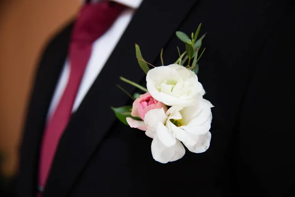 Casamento boutonniere em terno de noivo — Fotografia de Stock