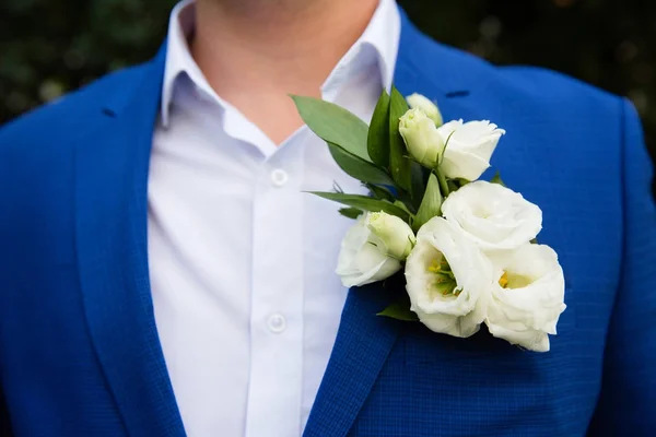 Весільна бутоньєрка на костюмі нареченого — стокове фото