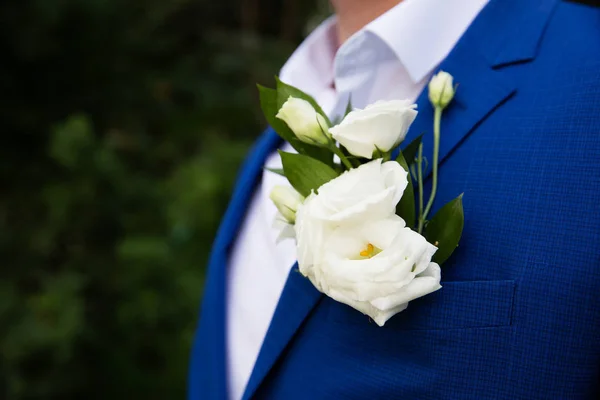 Свадебный бутоньер на костюме жениха — стоковое фото