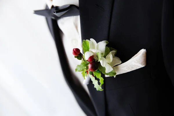 Boutonniere de boda por el traje del novio — Foto de Stock