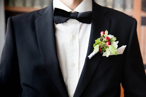 Casamento boutonniere em terno de noivo — Fotografia de Stock