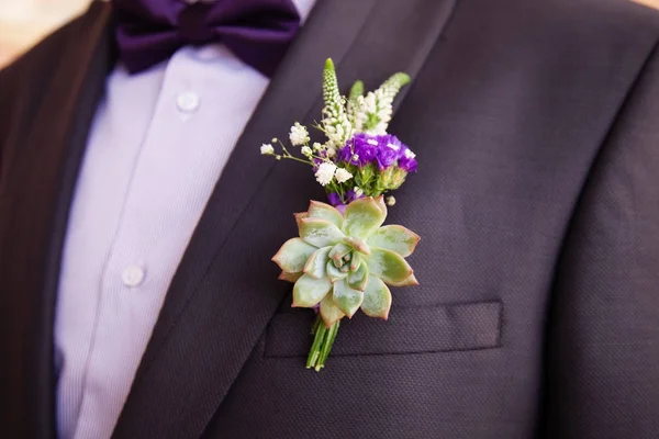 Bruiloft corsages op pak voor de bruidegom — Stockfoto