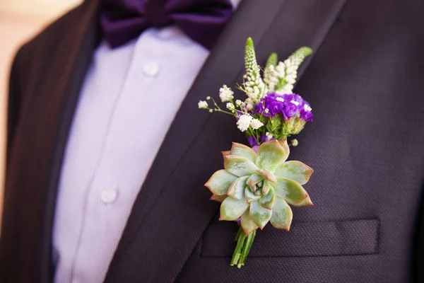 Casamento boutonniere em terno de noivo — Fotografia de Stock