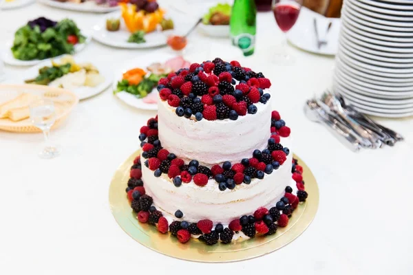婚礼蛋糕装饰着浆果 — 图库照片
