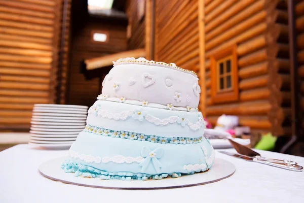 Svatební dort na stole — Stock fotografie