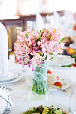 Restoranda masa ile çiçek kompozisyon hizmet