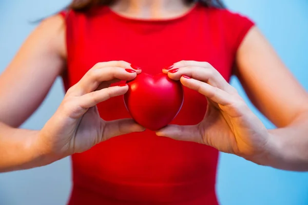 Cuore nelle mani della donna — Foto Stock