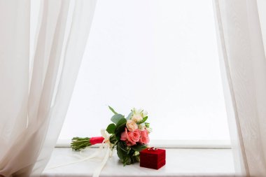 Altın alyans yüzük ve gelin buketi için kutusunda