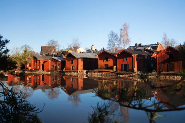 Porvoo, Finnország. Klasszikus, régi, fából készült házak és a gondolkodás, a folyó — Stock Fotó