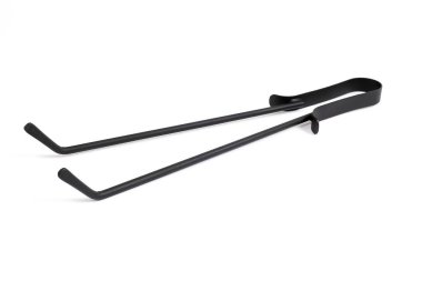 Maşa kömürlerin üzerinde beyaz izole için ateş