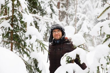 Kulağı olan kürk kış şapkalı adam gülümseyen portre flep