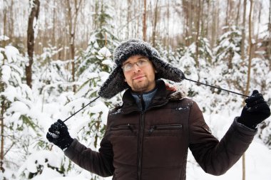 Kulağı olan kürk kış şapkalı adam gülümseyen portre flep