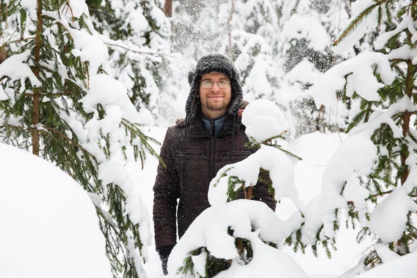 Kulağı olan kürk kış şapkalı adam gülümseyen portre flep