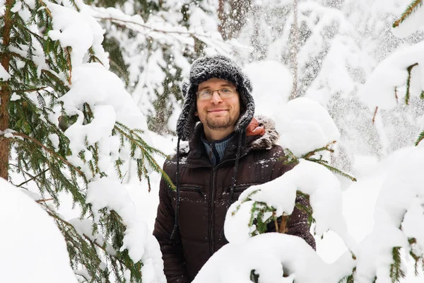 Człowiek w futro Czapka zimowa z nausznikami uśmiechający się portret — Zdjęcie stockowe