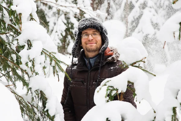 Kulağı olan kürk kış şapkalı adam gülümseyen portre flep