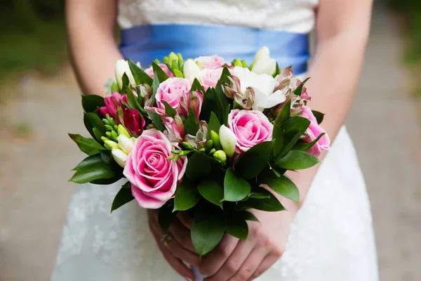 Bouquet Mariage Fleurs Dans Les Mains Mariée — Photo