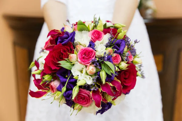 Ślubny Bukiet Kwiatów Rękach Panny Młodej — Zdjęcie stockowe