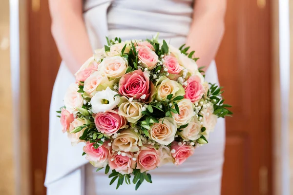 Esküvői Csokor Virágok Kezében Menyasszony — Stock Fotó