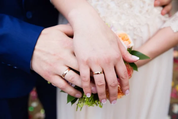 Mariée Marié Mains Avec Des Alliances Beau Bouquet Nuptial — Photo