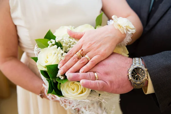 Νύφη Και Γαμπρός Χέρια Βέρες Και Όμορφη Νυφική Ανθοδέσμη — Φωτογραφία Αρχείου