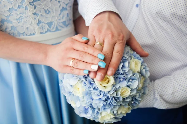 Руки Жениха Невесты Обручальными Кольцами Красивым Свадебным Букетом — стоковое фото