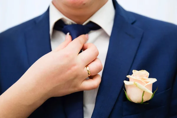 Bröllop Boutonniere Kostym Brudgummen Och Brudar Hand — Stockfoto