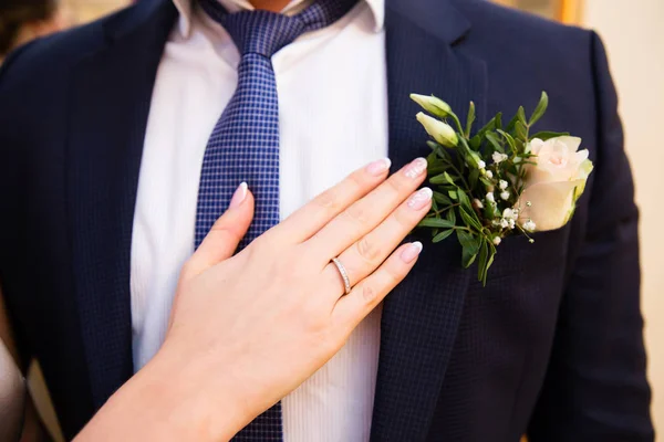 Boutonniere Nuziale Abito Sposo Sposa Mano — Foto Stock