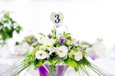 Restoranda masa ile çiçek kompozisyon hizmet