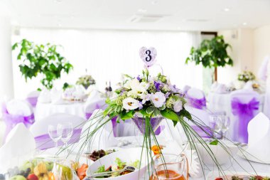 Restoranda masa ile çiçek kompozisyon hizmet