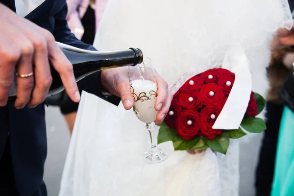 Despejando Champanhe Copo Uma Celebração Casamento — Fotografia de Stock