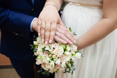 Gelin ve damat elleri ile alyans