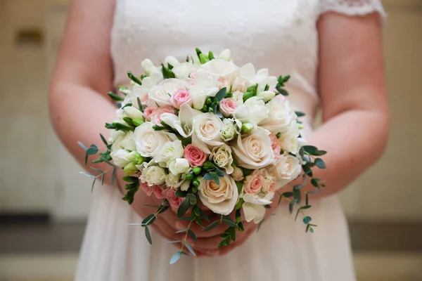 Невеста Свадебным Букетом Крупным Планом — стоковое фото