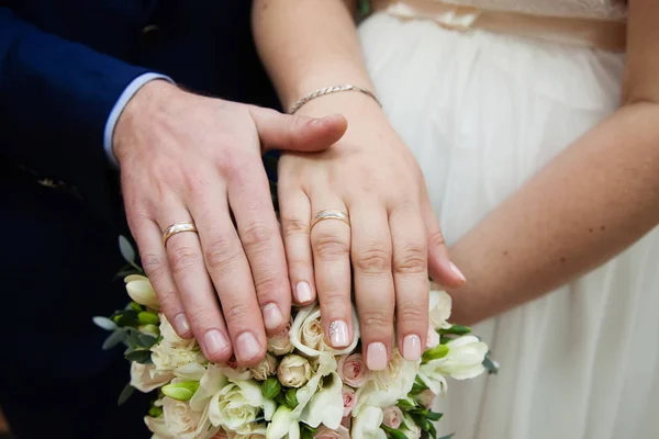 Руки Жениха Невесты Обручальными Кольцами — стоковое фото