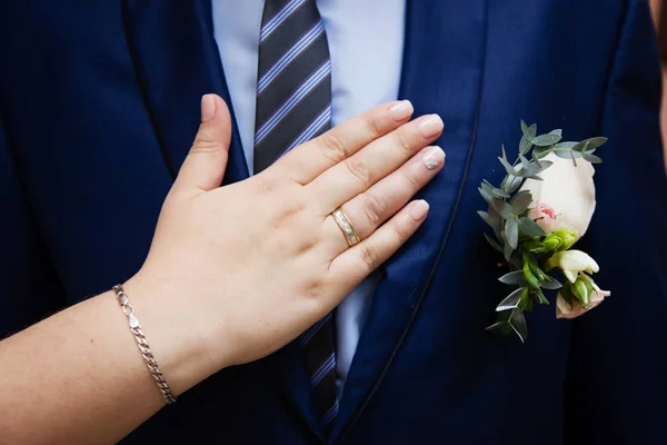 Boutonnière Mariage Sur Costume Marié Les Mariées Main Avec Anneau — Photo