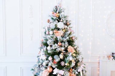 Noel ağacı ile geleneksel oturma odası