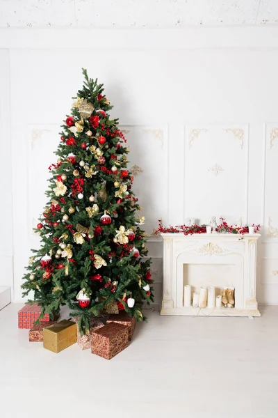Hediyeler Şömineli Noel Ağacı — Stok fotoğraf