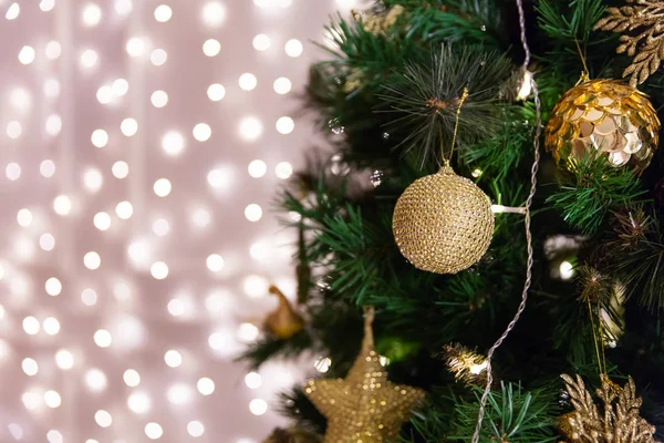 Árvore Natal Com Brinquedos Luzes Guirlanda Bokeh Fundo — Fotografia de Stock