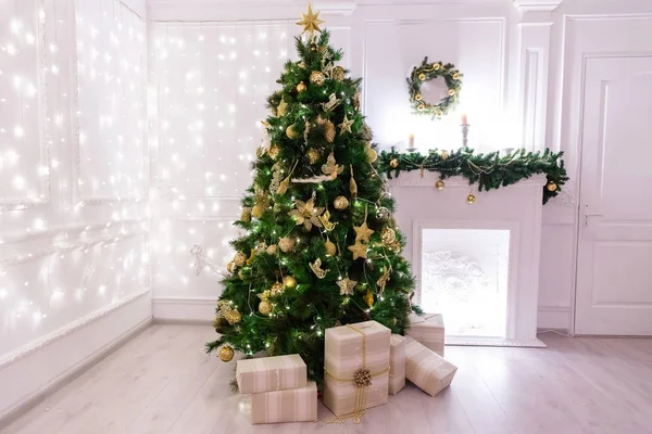 Χριστουγεννιάτικο Δέντρο Δώρα Και Τζάκι — Φωτογραφία Αρχείου