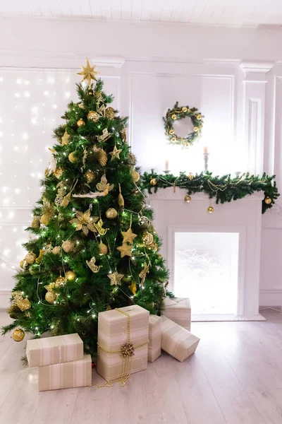 Julgran Med Gåvor Och Öppen Spis — Stockfoto