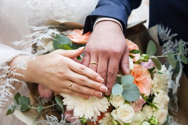 Gelin ve damat elleri ile alyans