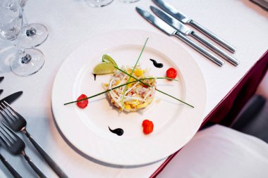 Gözlük, peçete ve çatal bıçak takımı ile tablo restoranda servis