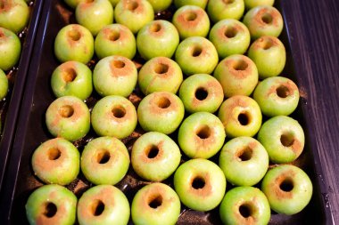 Taze yeşil elma tarçın bir tencerede pişirme için ile