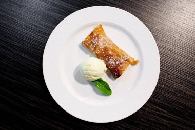 Apple meyveli turta ve dondurma plaka üzerinde